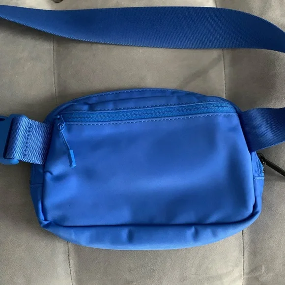 Lululemon Everywhere Belt Bag Wild Blue Bell Royal OG - Picture 3 of 12